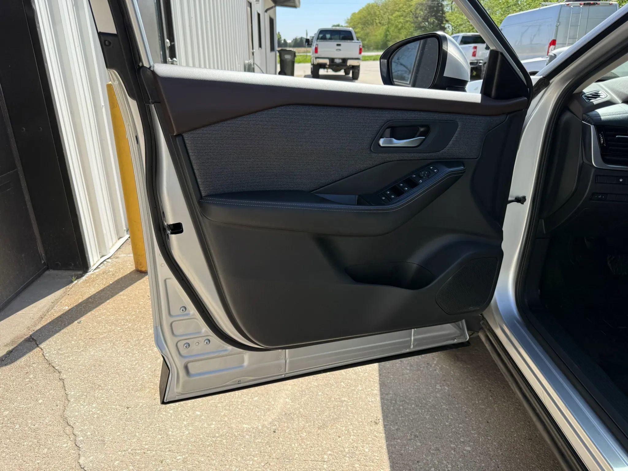 Used 2022 Nissan Rogue SV FWD image 15