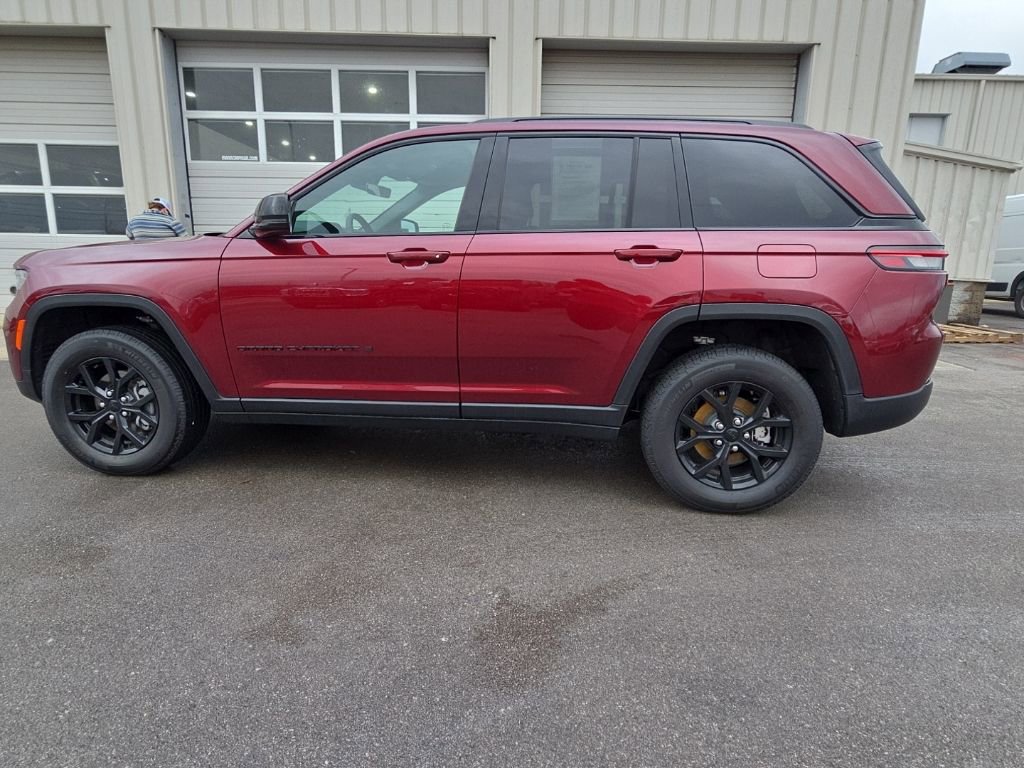 Used 2025 Jeep Grand Cherokee Altitude AWD/4WD image 8