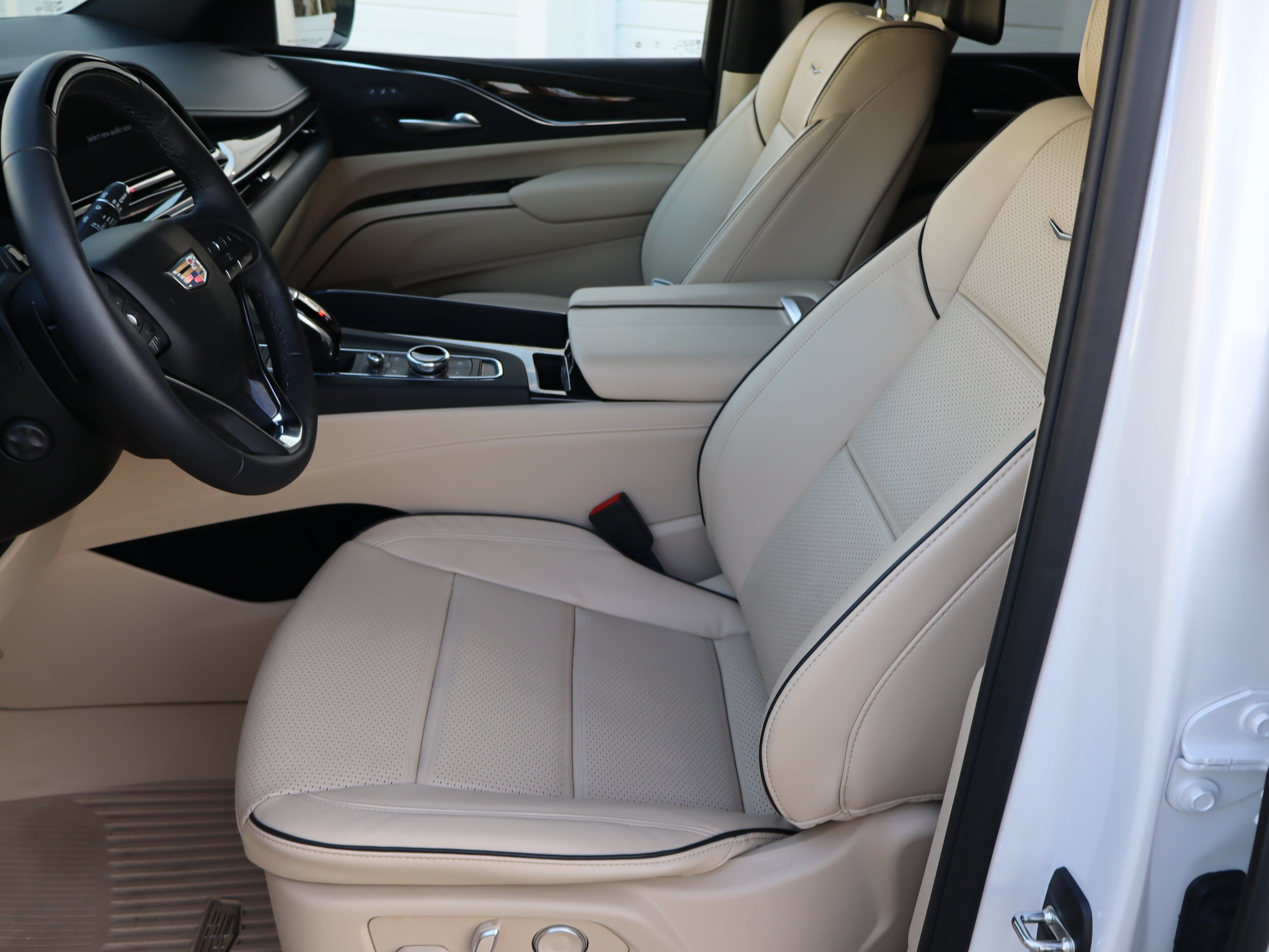 Used 2023 Cadillac Escalade Premium Luxury w/ Performance Package AWD/4WD image 19