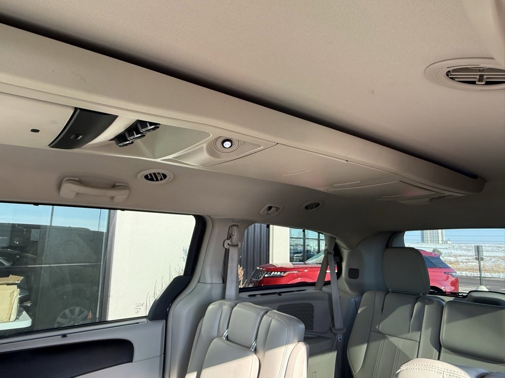 Used 2013 Chrysler Town & Country Touring image 21