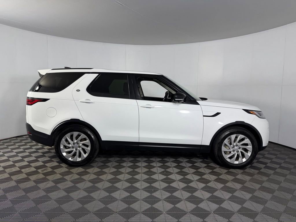 Used 2024 Land Rover Discovery S image 3