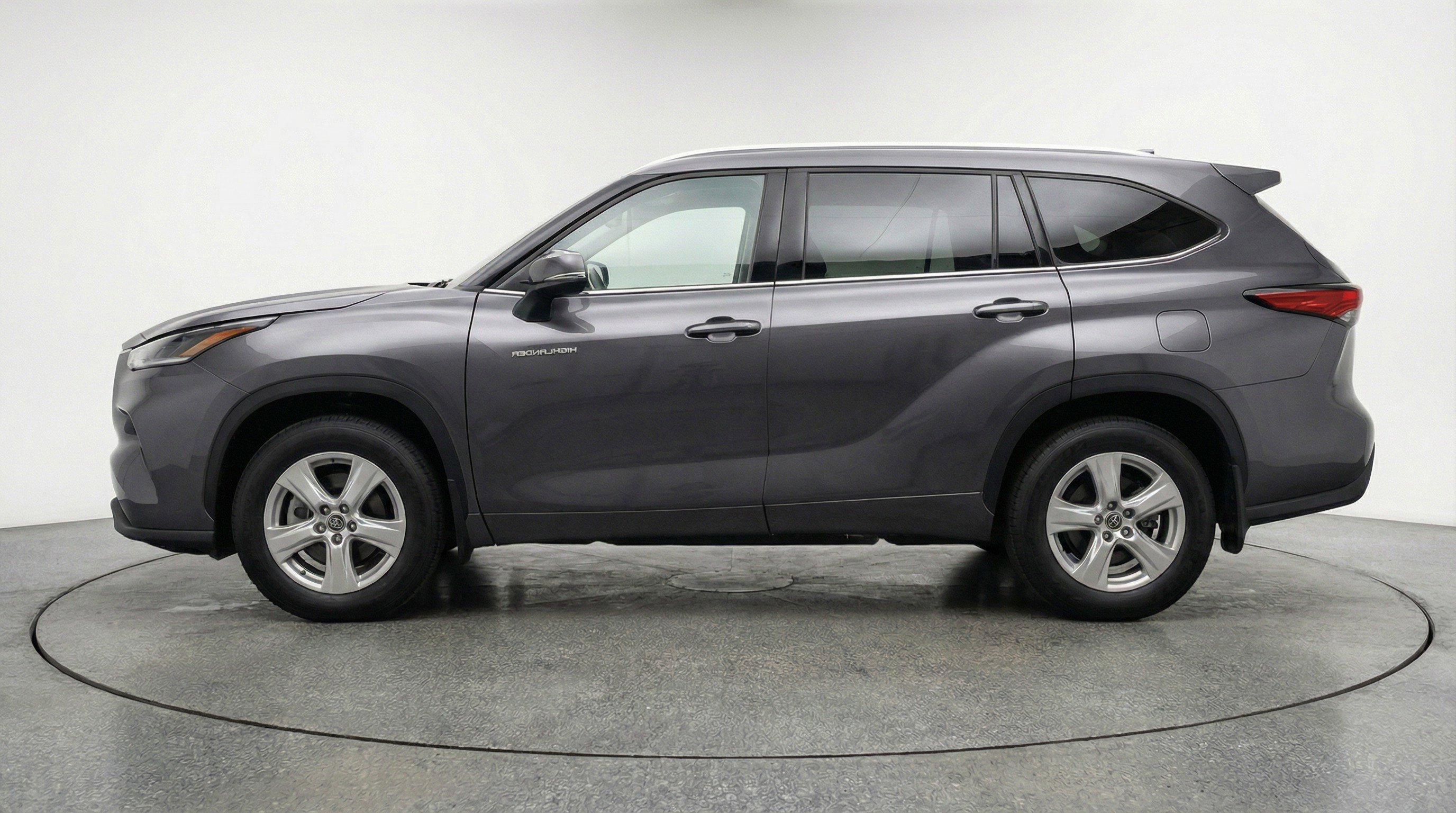 Used 2025 Toyota Highlander LE image 5
