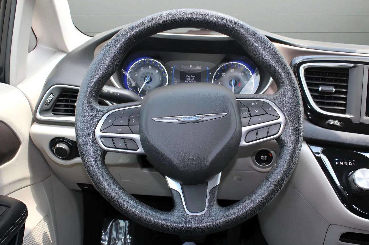 Used 2021 Chrysler Voyager Lxi image 18