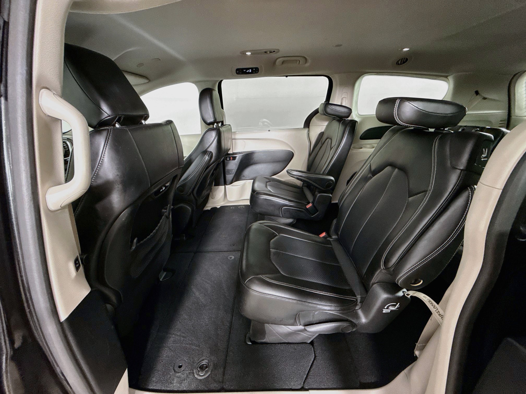 Used 2024 Chrysler Pacifica Touring-L FWD image 27
