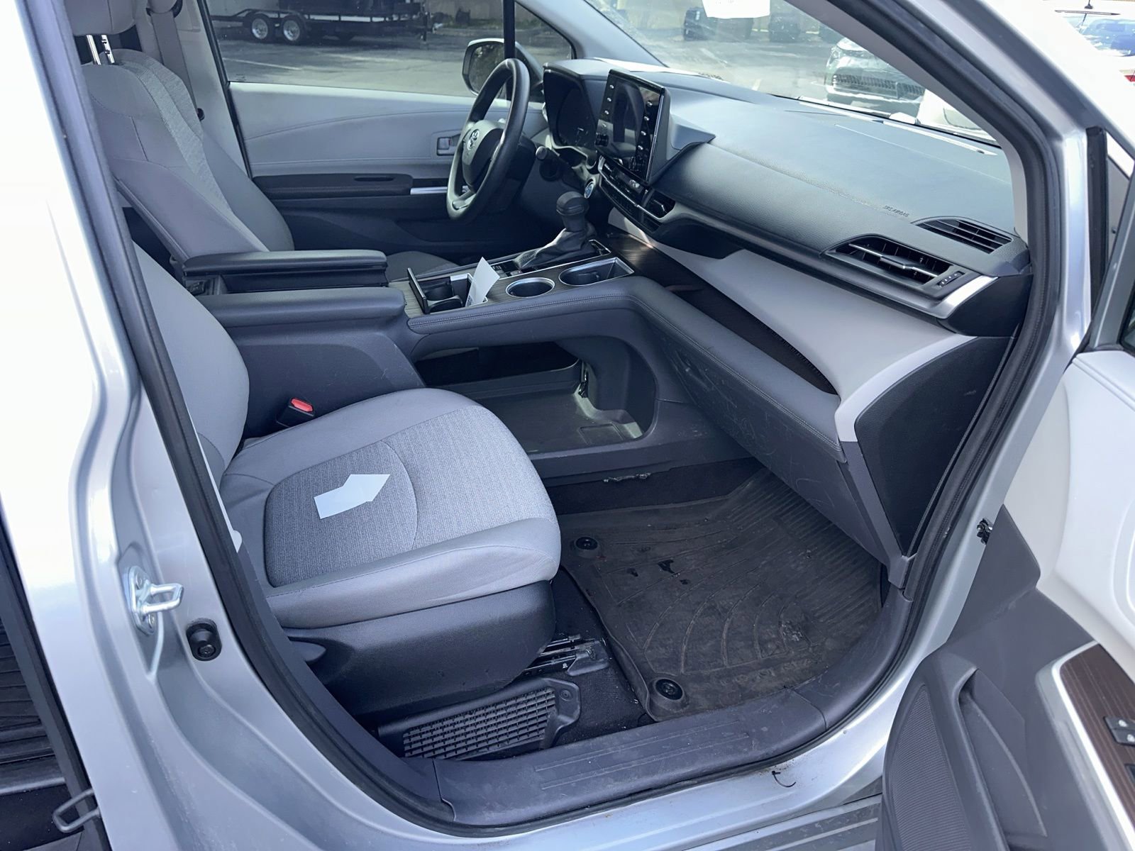 Used 2024 Toyota Sienna LE AWD/4WD image 8