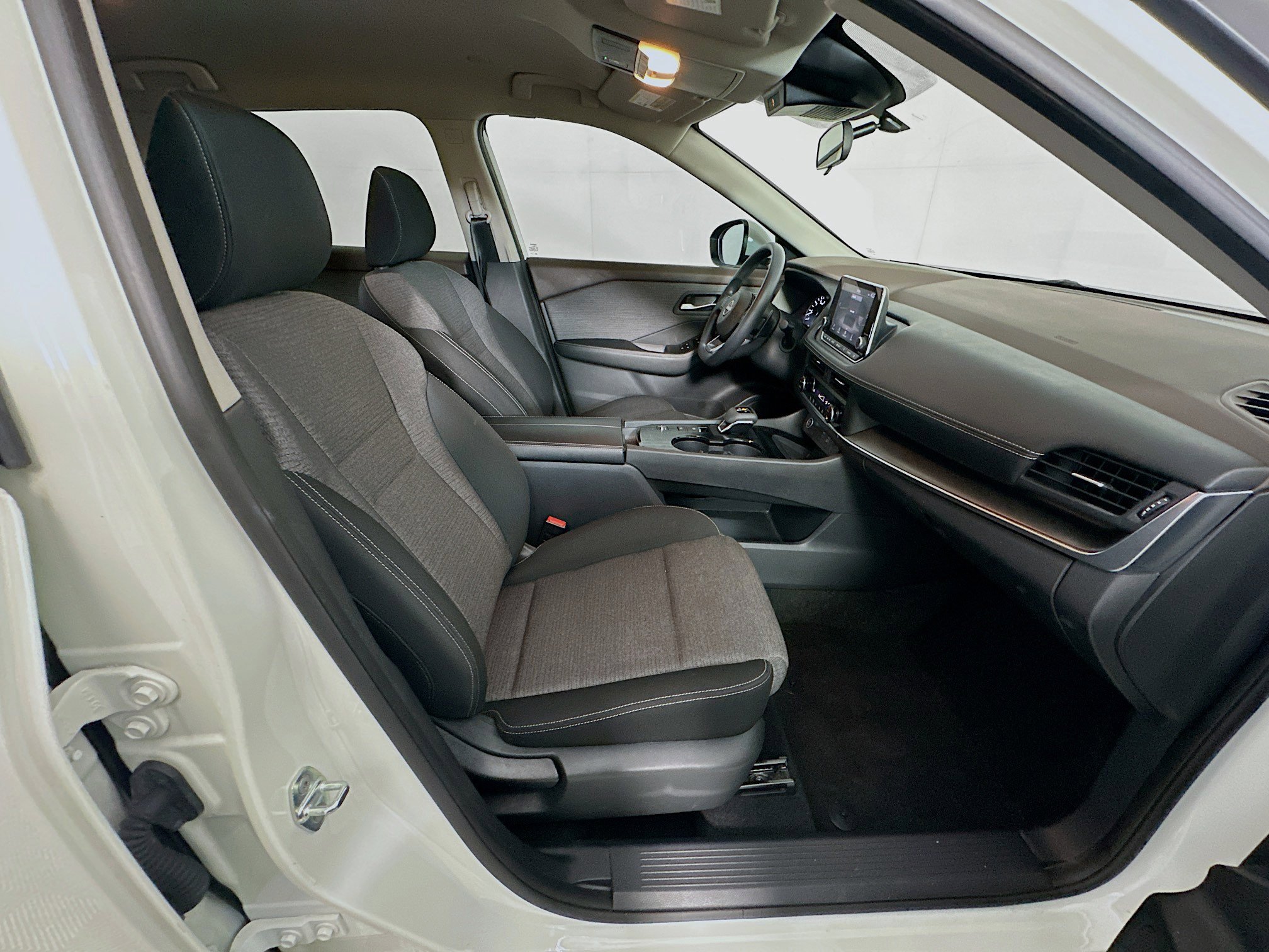 Used 2023 Nissan Rogue SV image 31