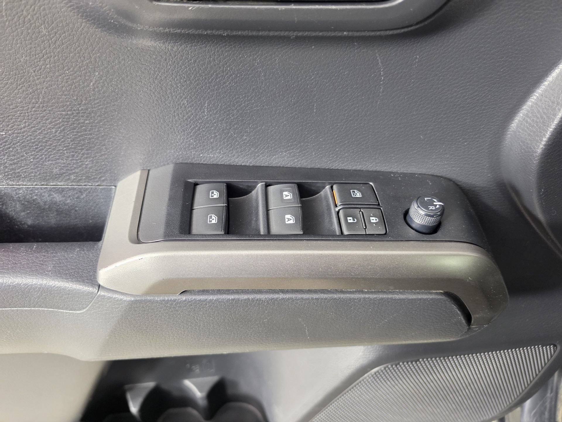 Used 2023 Toyota Tacoma SR5 AWD/4WD image 9
