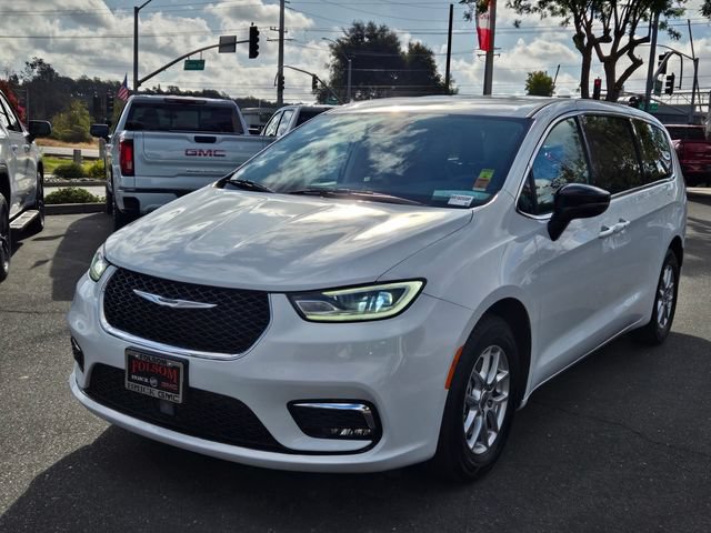 Used 2024 Chrysler Pacifica Touring-L FWD image 8