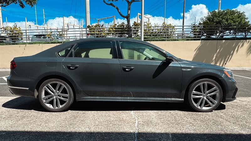 Used 2018 Volkswagen Passat 2.0T R-Line w/ R-Line Lighting Package FWD image 6