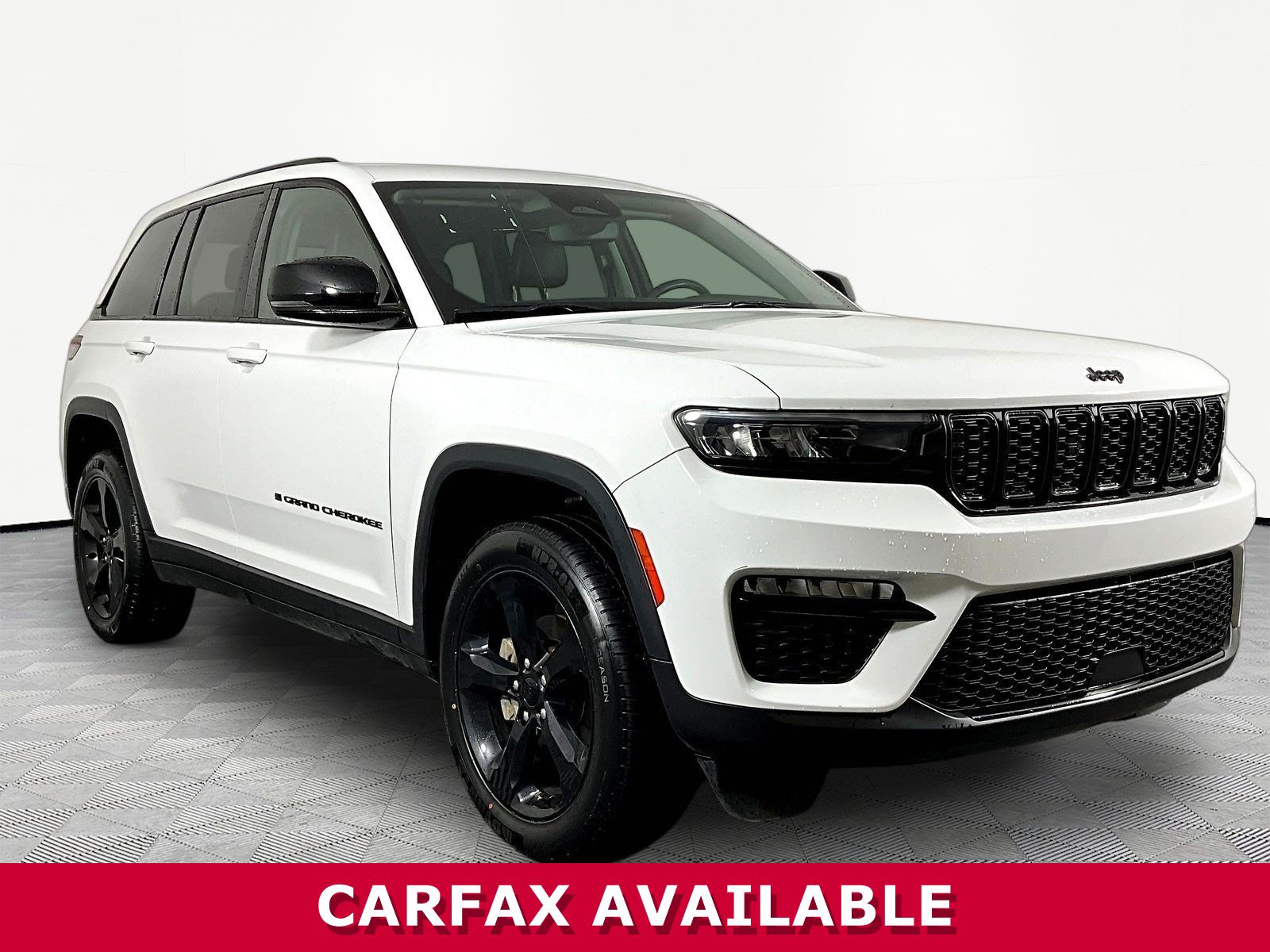 Used 2023 Jeep Grand Cherokee Limited w/ Black Appearance Package AWD/4WD image 3