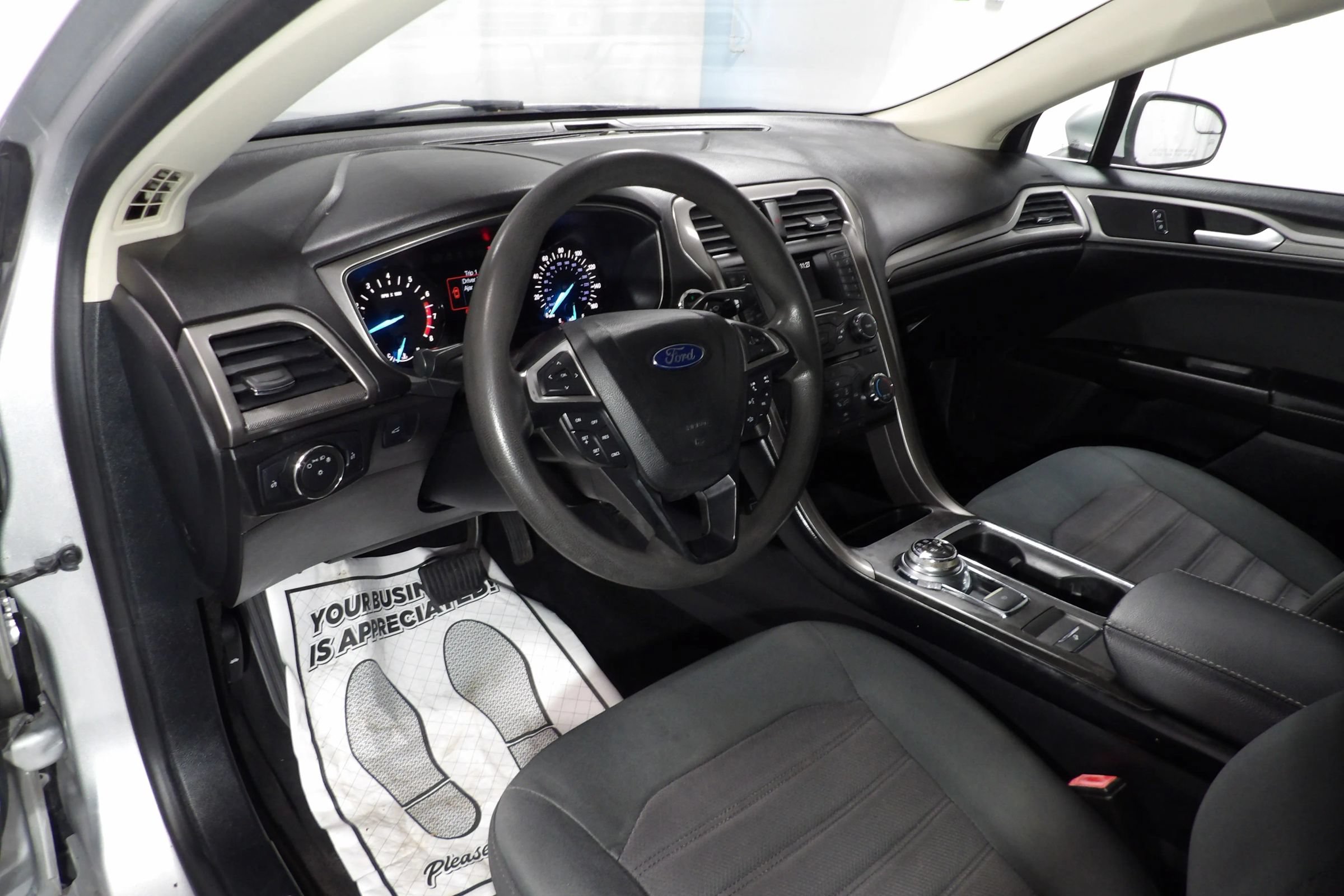 Used 2018 Ford Fusion SE FWD image 9