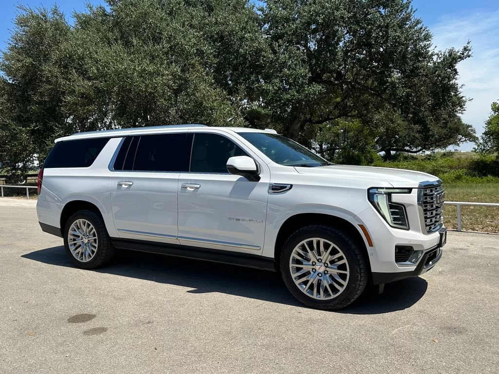 Used 2025 GMC Yukon XL Denali w/ Sun & Power Step Package AWD/4WD image 3
