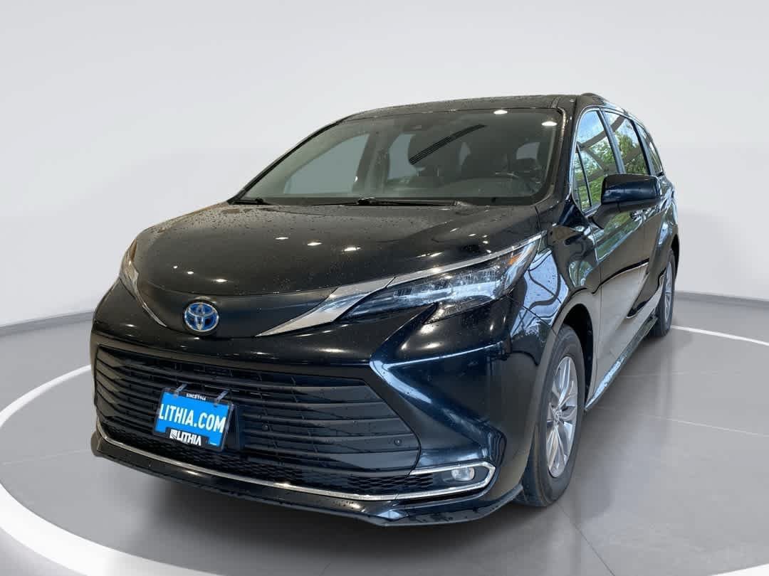 Used 2024 Toyota Sienna XLE AWD/4WD image 1