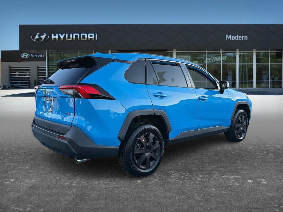 Used 2019 Toyota RAV4 LE FWD image 4