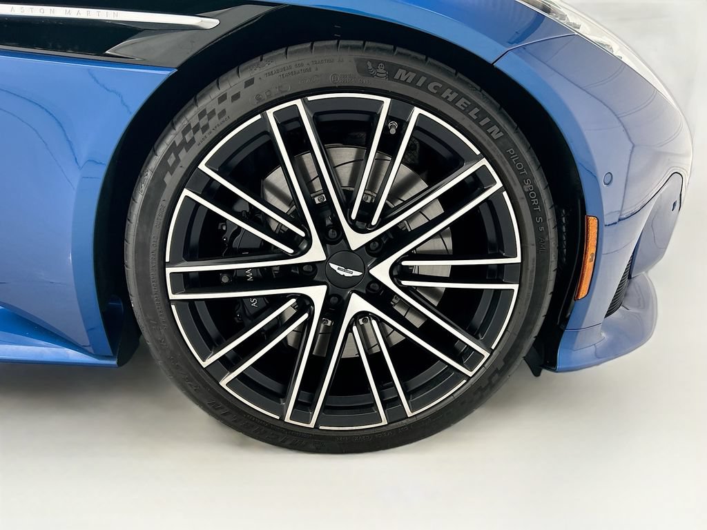 Used 2025 Aston Martin DB12 Coupe RWD image 29