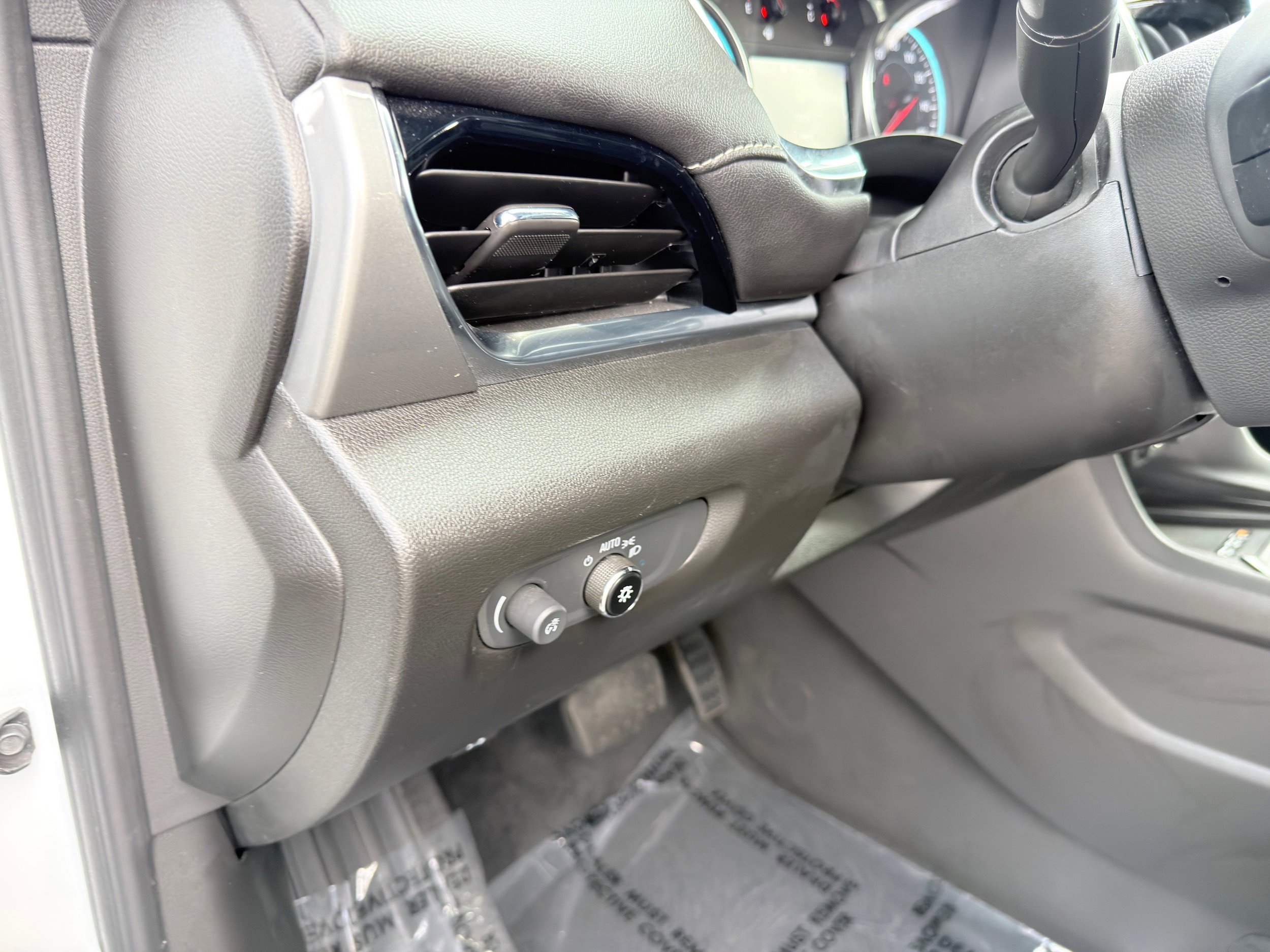 Used 2023 Chevrolet Traverse LT FWD image 23