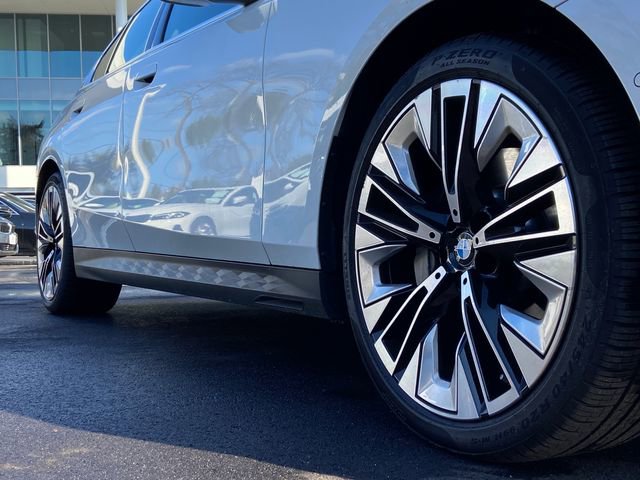 Used 2025 BMW 530i xDrive AWD/4WD image 8