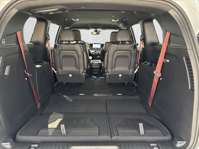 New 2027 Chrysler Pacifica Select FWD image 17