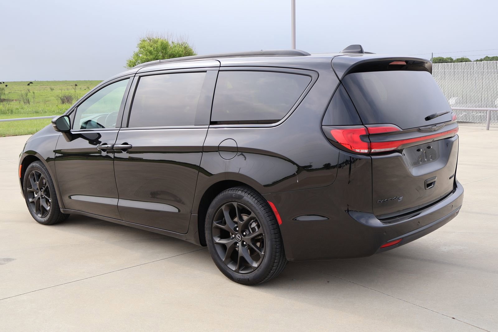 Used 2025 Chrysler Pacifica Limited FWD image 10