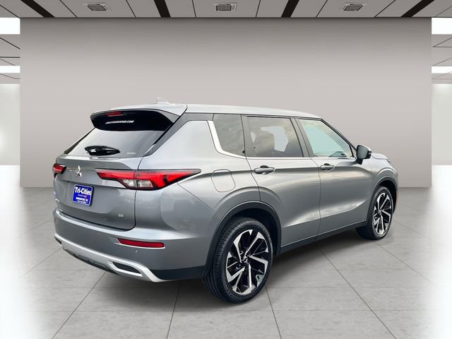 Used 2024 Mitsubishi Outlander SE image 3
