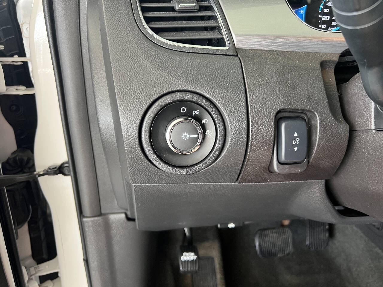 Used 2013 Ford Taurus SEL FWD image 17