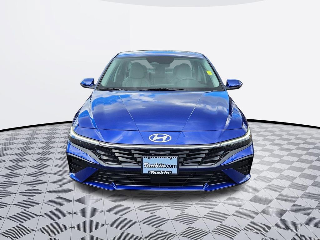 Certified 2025 Hyundai Elantra Limited w/ Cargo Package image 9