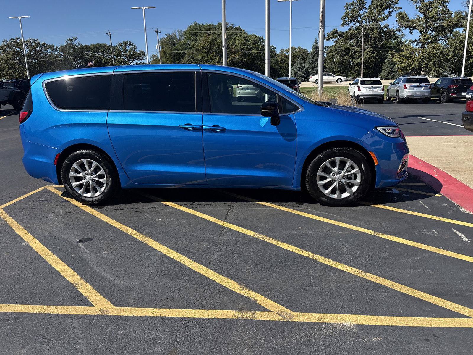 Used 2026 Chrysler Pacifica Limited w/ Trailer Tow Group FWD image 4