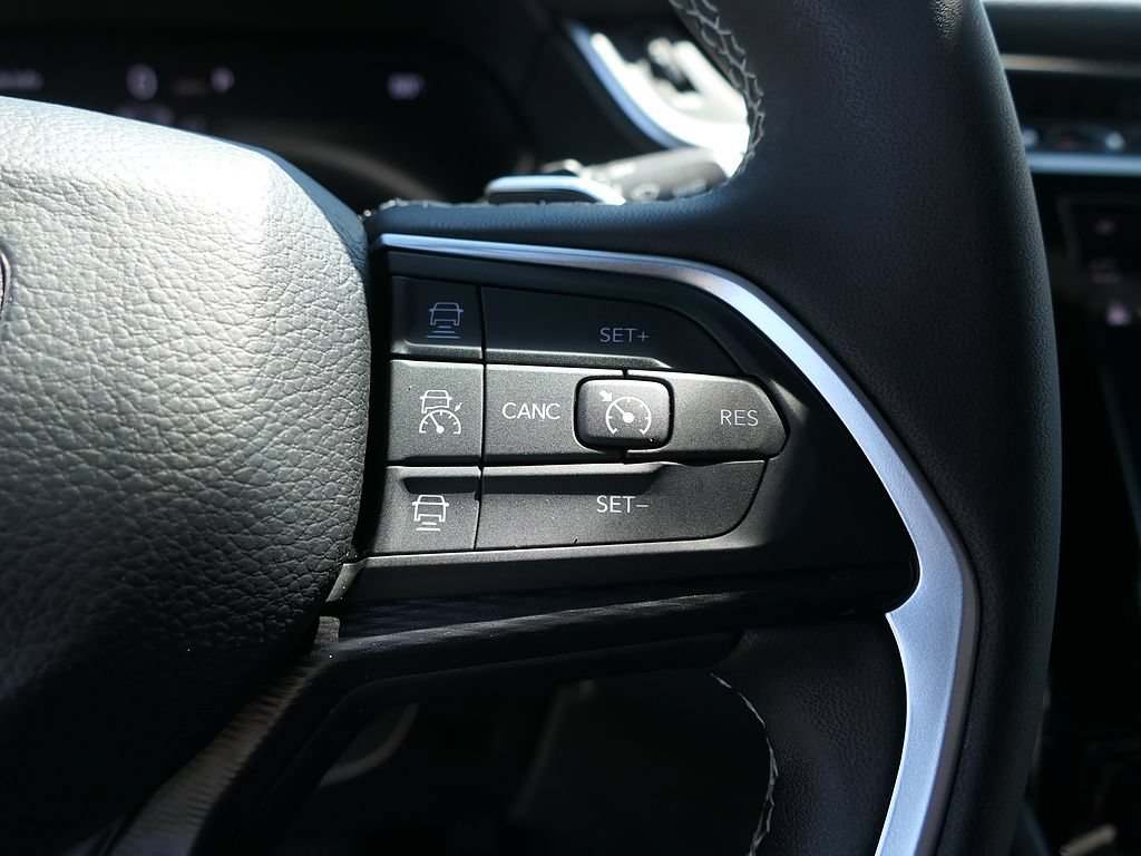 Used 2025 Jeep Grand Cherokee Laredo RWD image 15