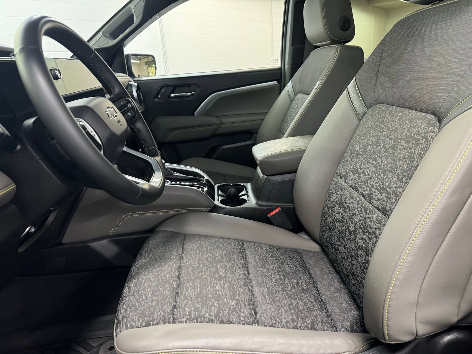 Used 2024 Chevrolet Colorado ZR2 w/ Technology Package AWD/4WD image 12
