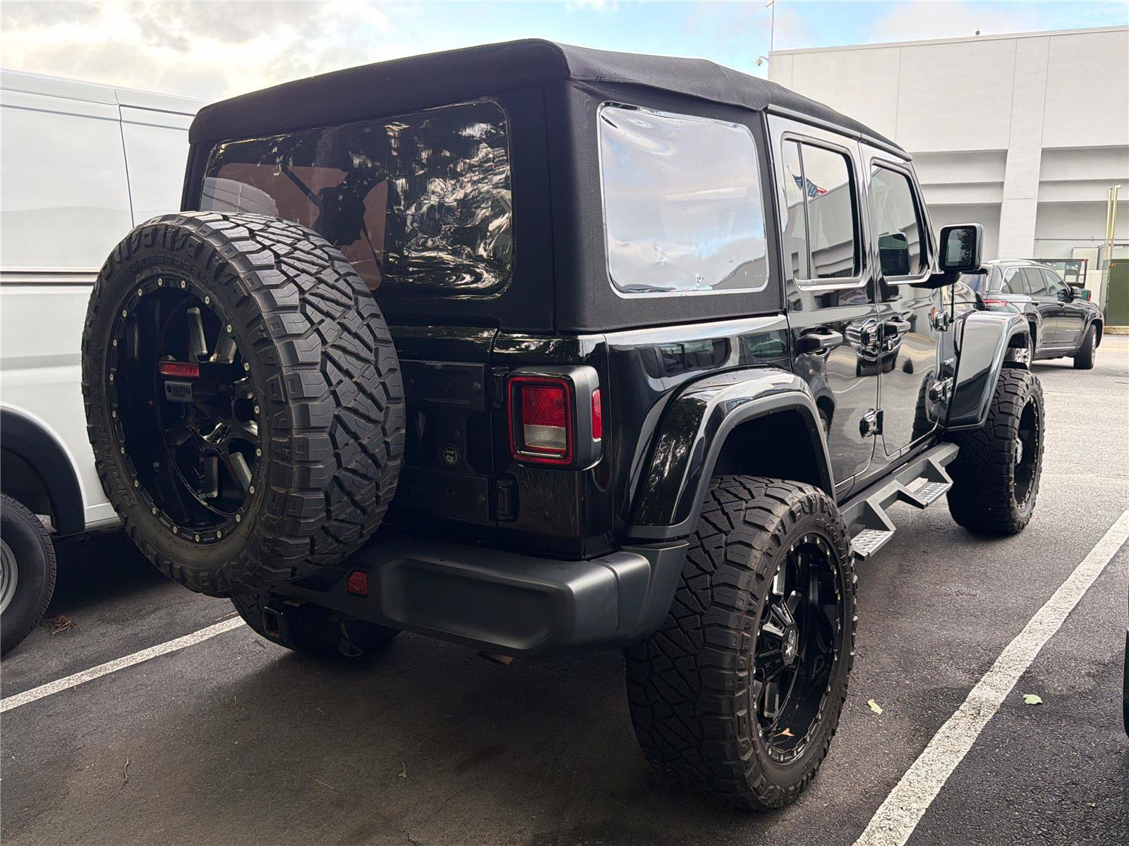 Used 2018 Jeep Wrangler Unlimited Sahara AWD/4WD image 4