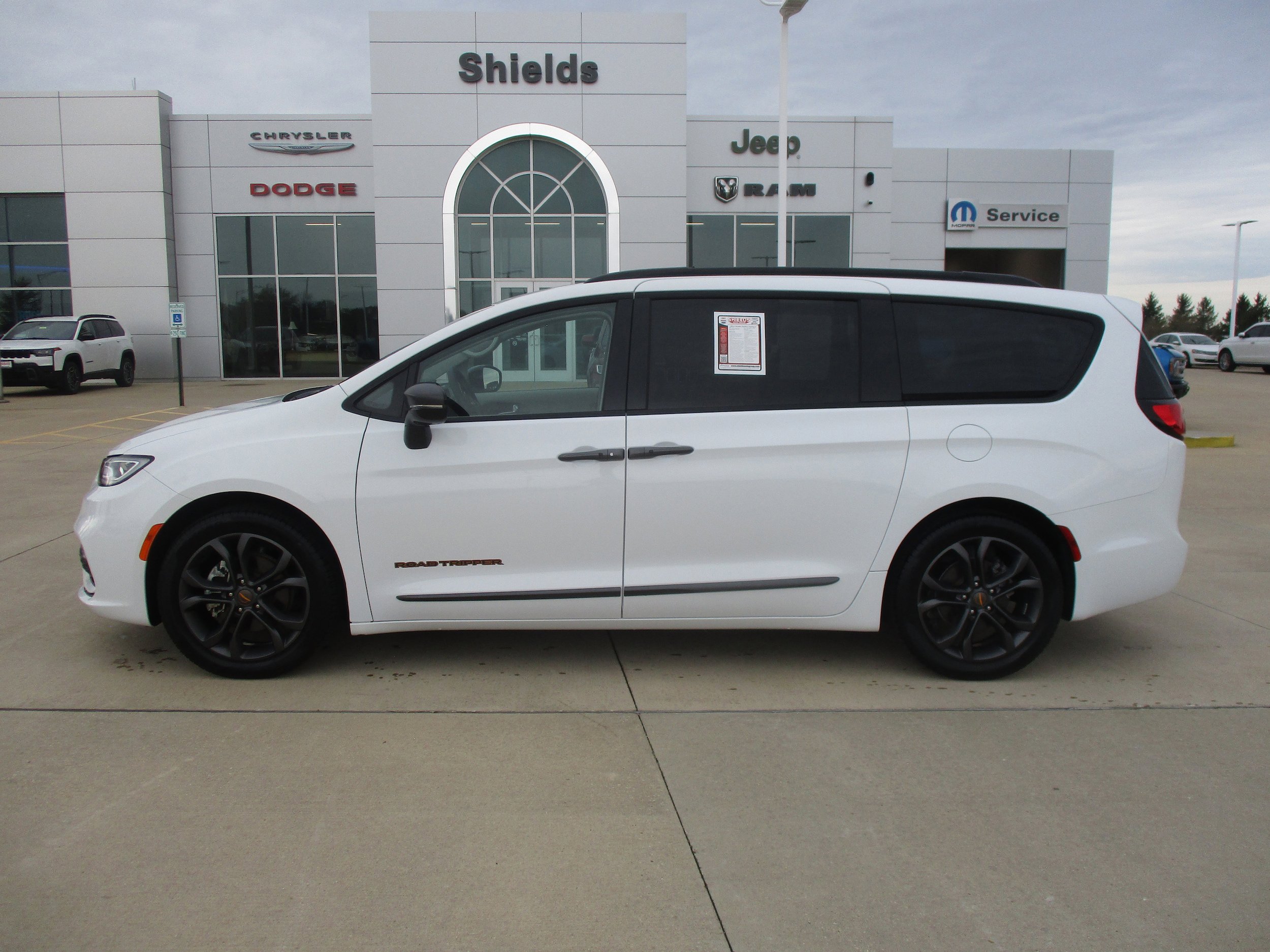 Used 2024 Chrysler Pacifica Touring-L w/ Road Tripper Package FWD image 3