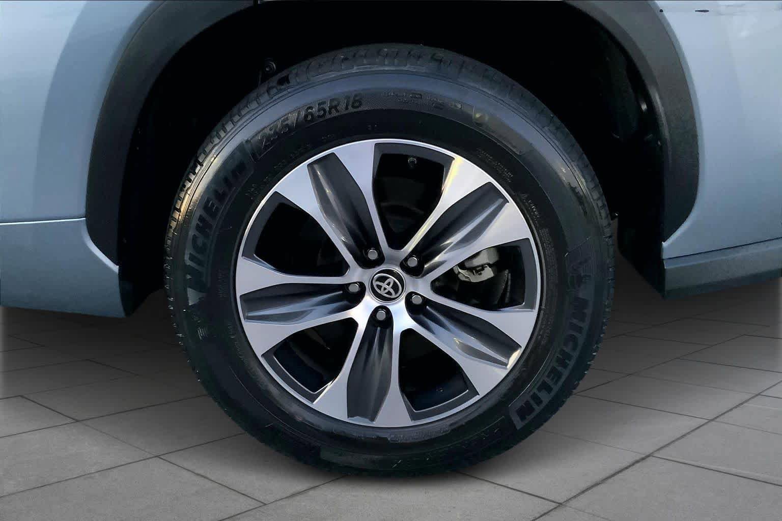 Used 2023 Toyota Highlander XLE image 11