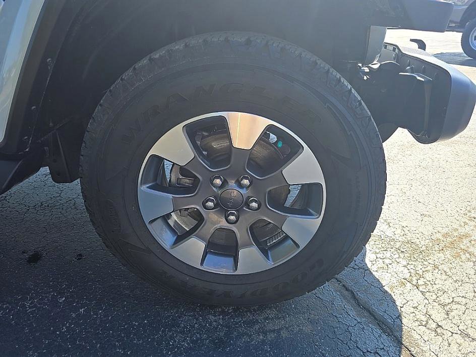 Used 2022 Jeep Wrangler Unlimited Sahara w/ Dual Top Group image 36