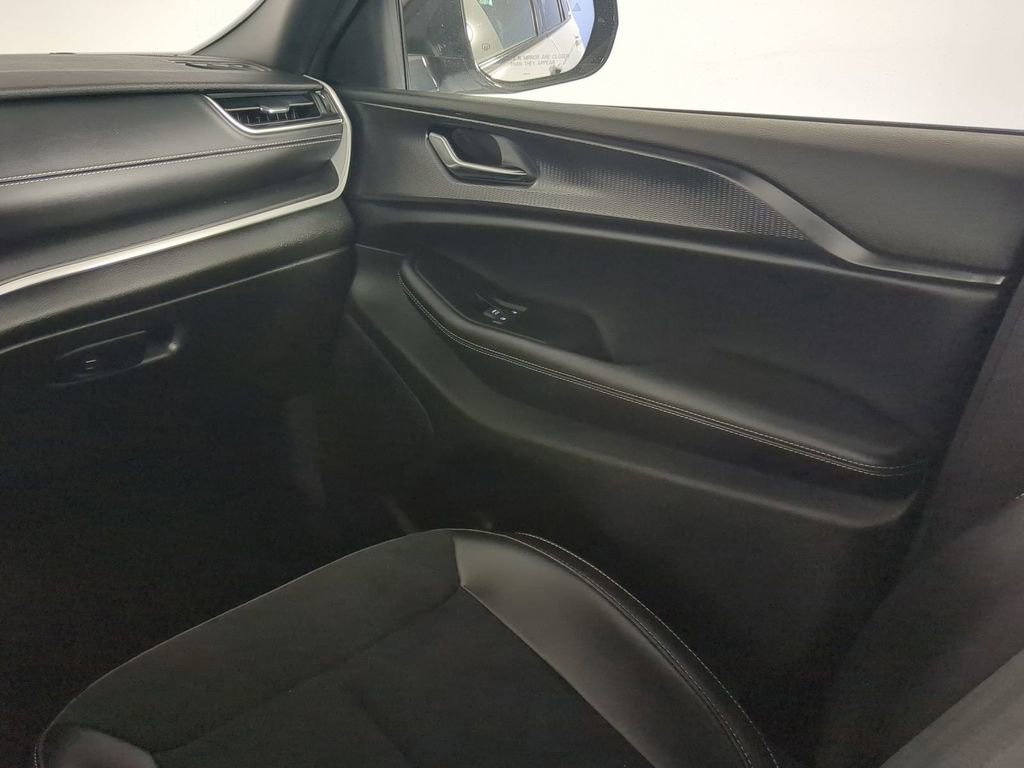 Used 2024 Jeep Grand Cherokee L Laredo image 20