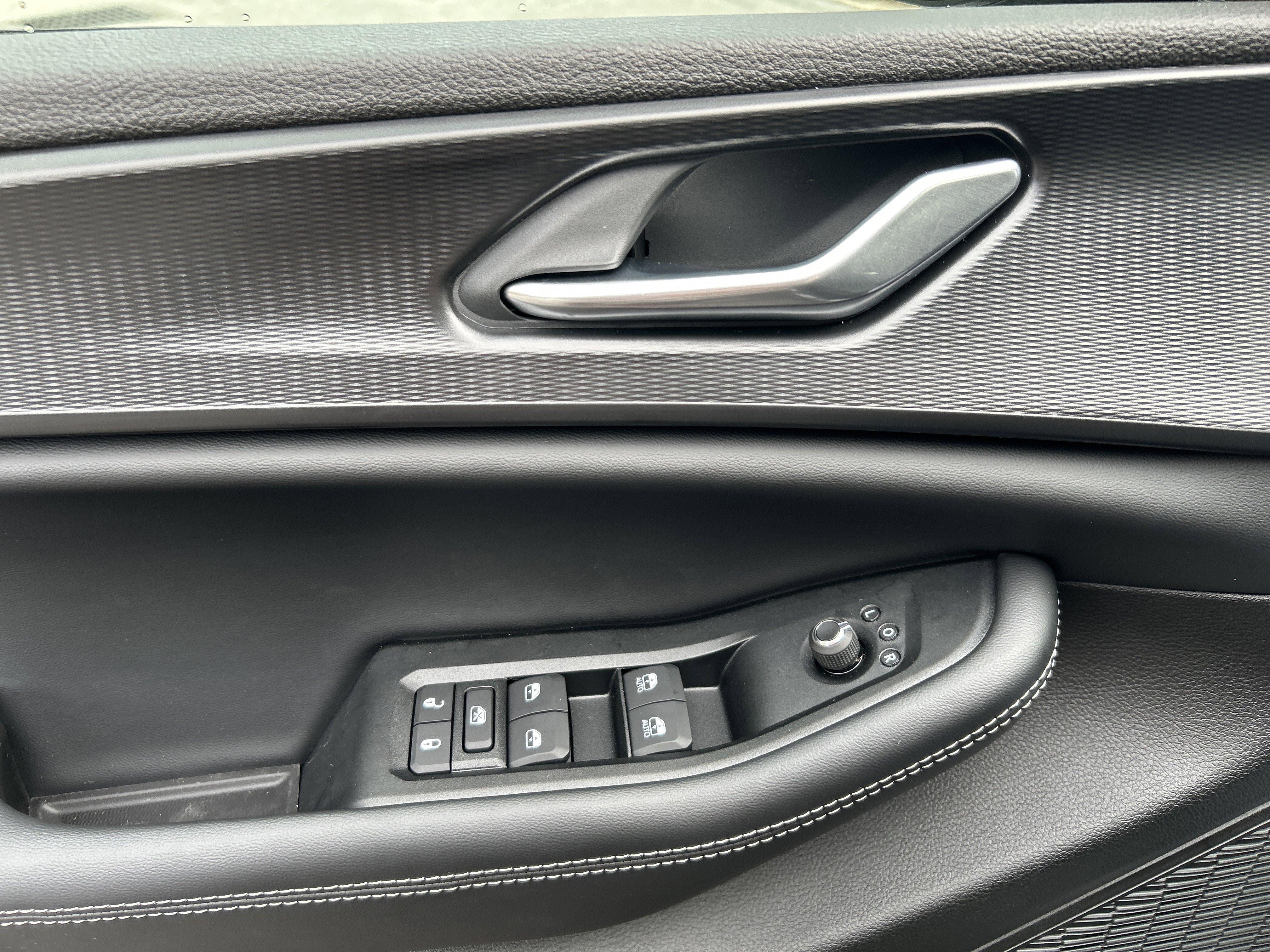 New 2025 Jeep Grand Cherokee Altitude image 13