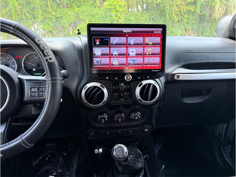 Used 2015 Jeep Wrangler Unlimited Rubicon w/ Connectivity Group AWD/4WD image 11
