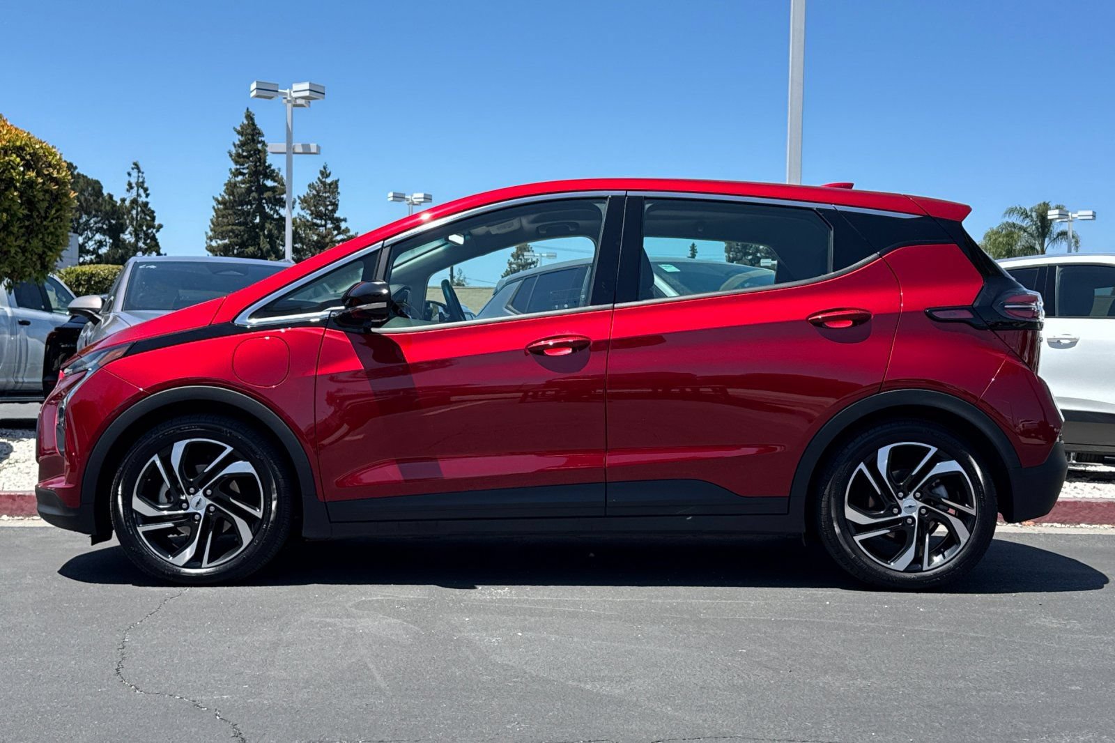 Used 2023 Chevrolet Bolt LT w/ Infotainment Package FWD image 8