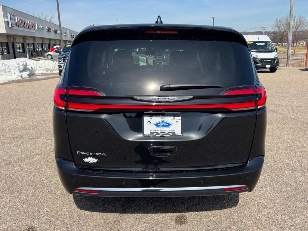 Used 2024 Chrysler Pacifica Touring-L FWD image 3