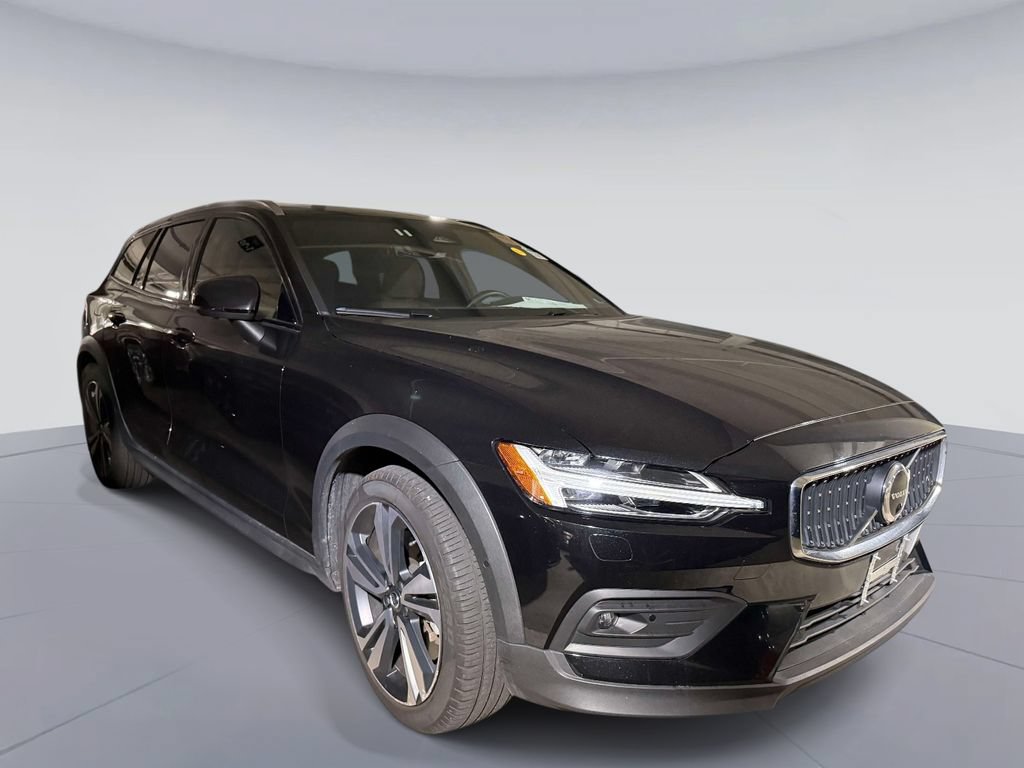 Used 2025 Volvo V60 B5 Cross Country Plus AWD/4WD image 3