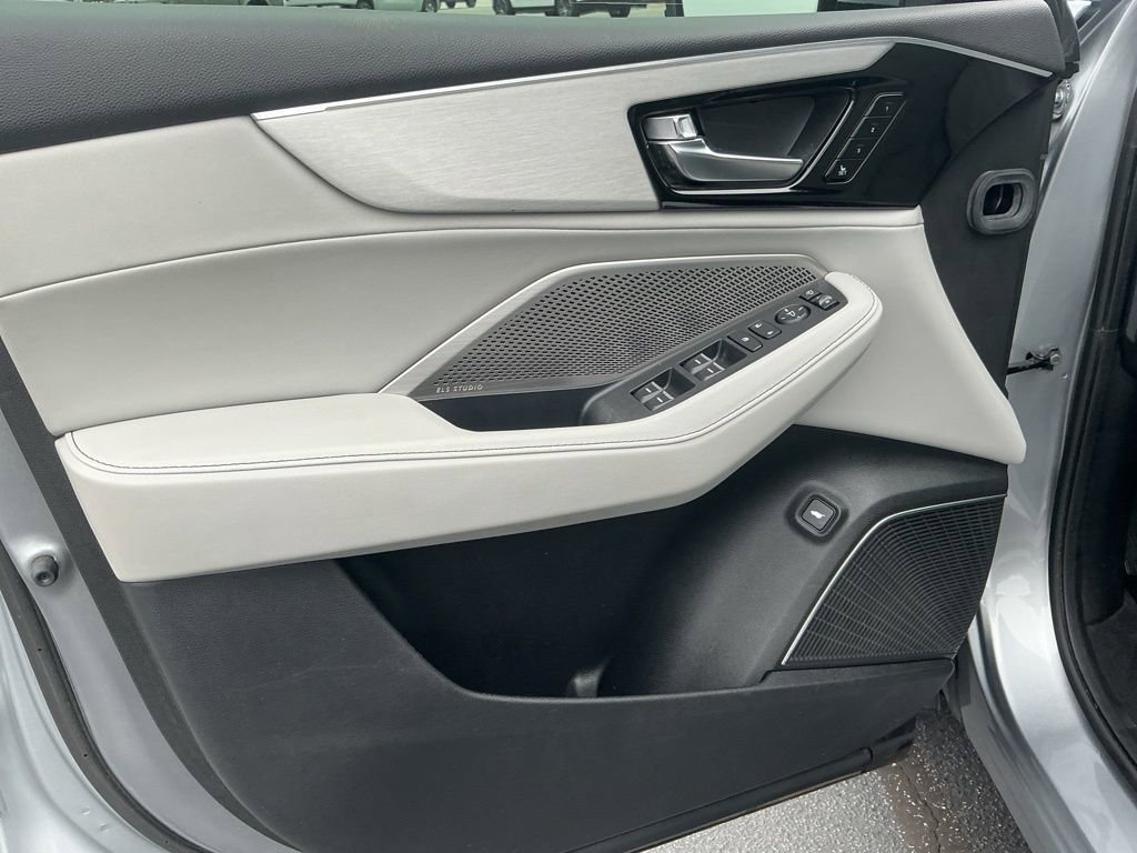 Used 2023 Acura MDX SH-AWD w/ Technology Package image 9