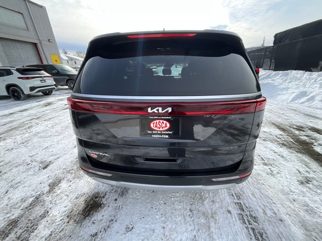 Used 2024 Kia Carnival EX image 3