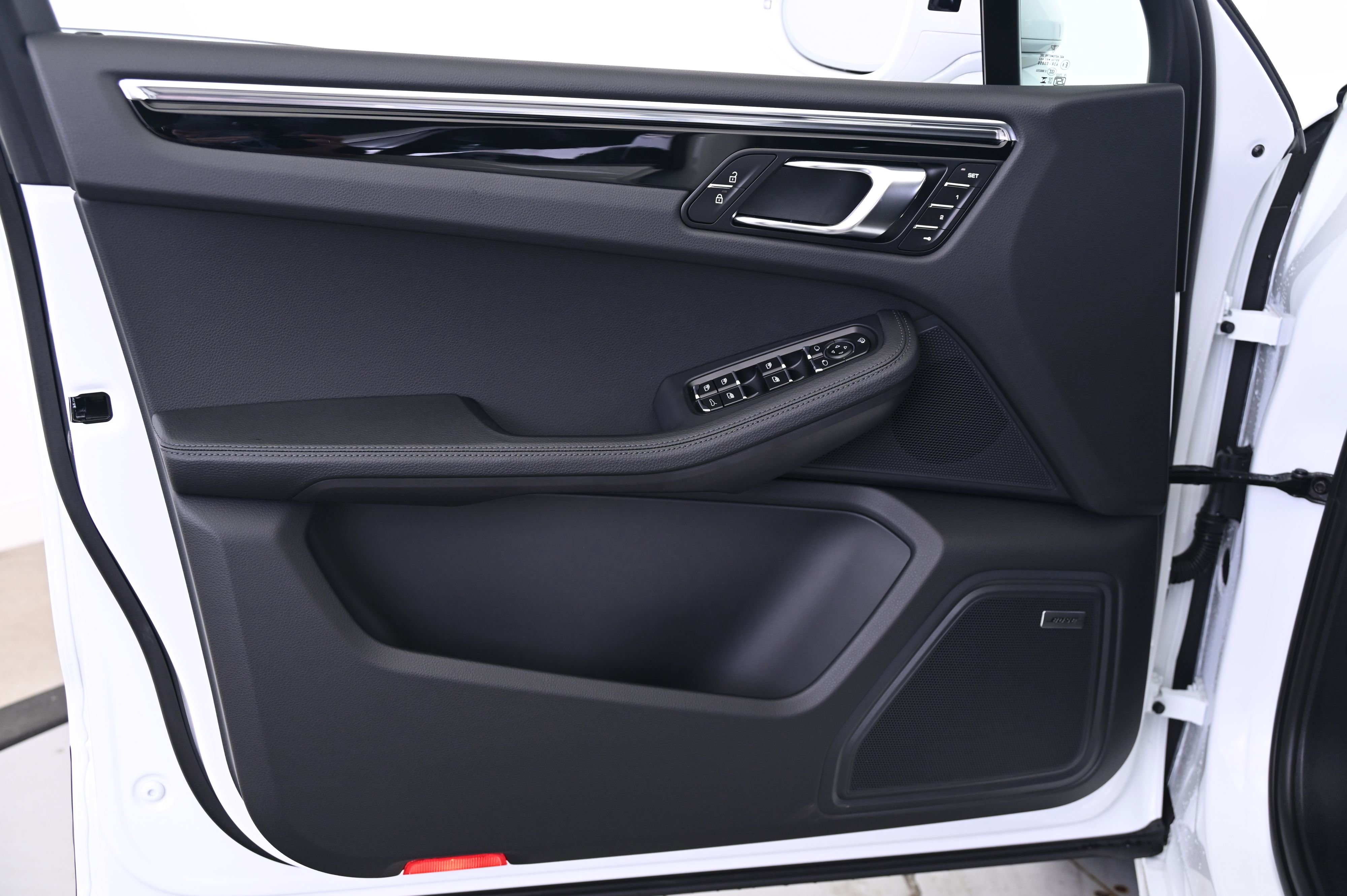 Certified 2025 Porsche Macan image 34