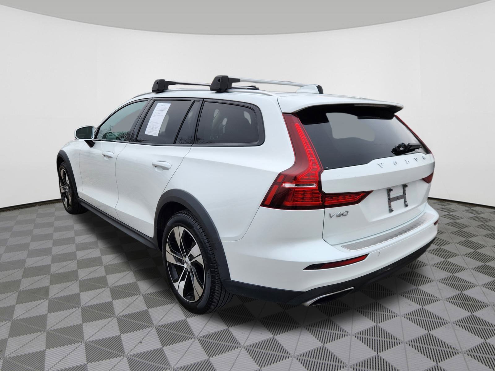 Used 2020 Volvo V60 T5 Cross Country w/ Protection Package Premier image 3