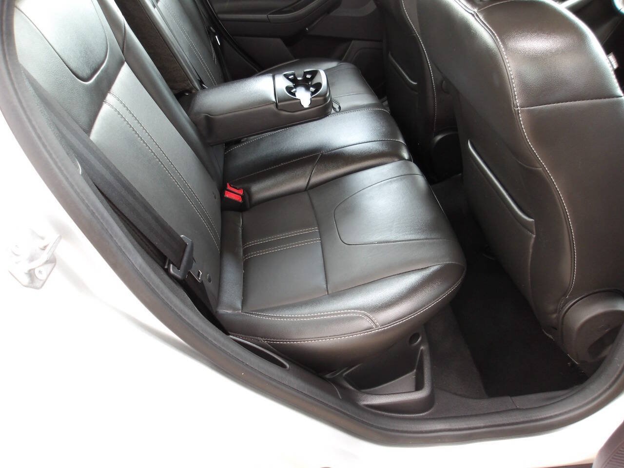 Used 2014 Ford Focus SE w/ Equipment Group 201A FWD image 22