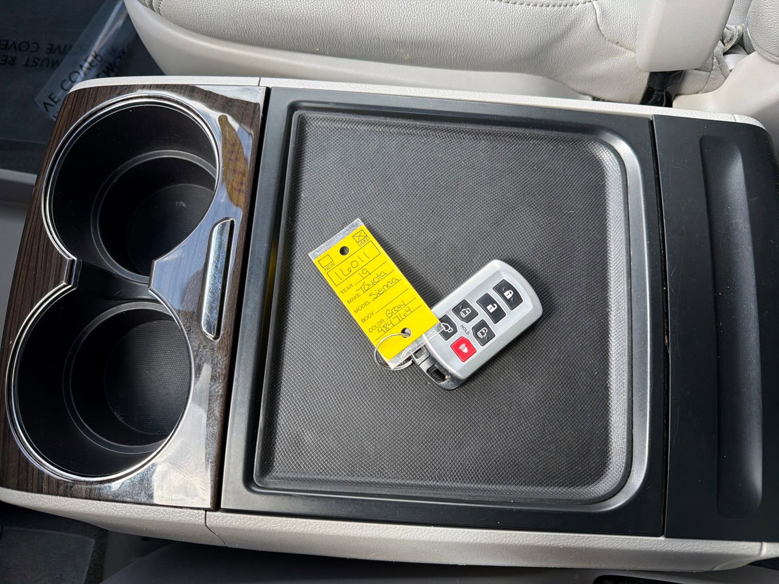 Used 2019 Toyota Sienna XLE FWD image 25