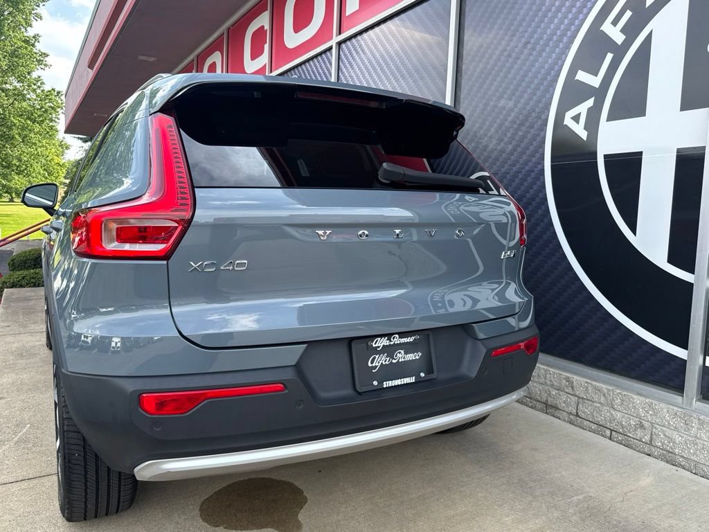 Used 2023 Volvo XC40 B5 Plus AWD/4WD image 12