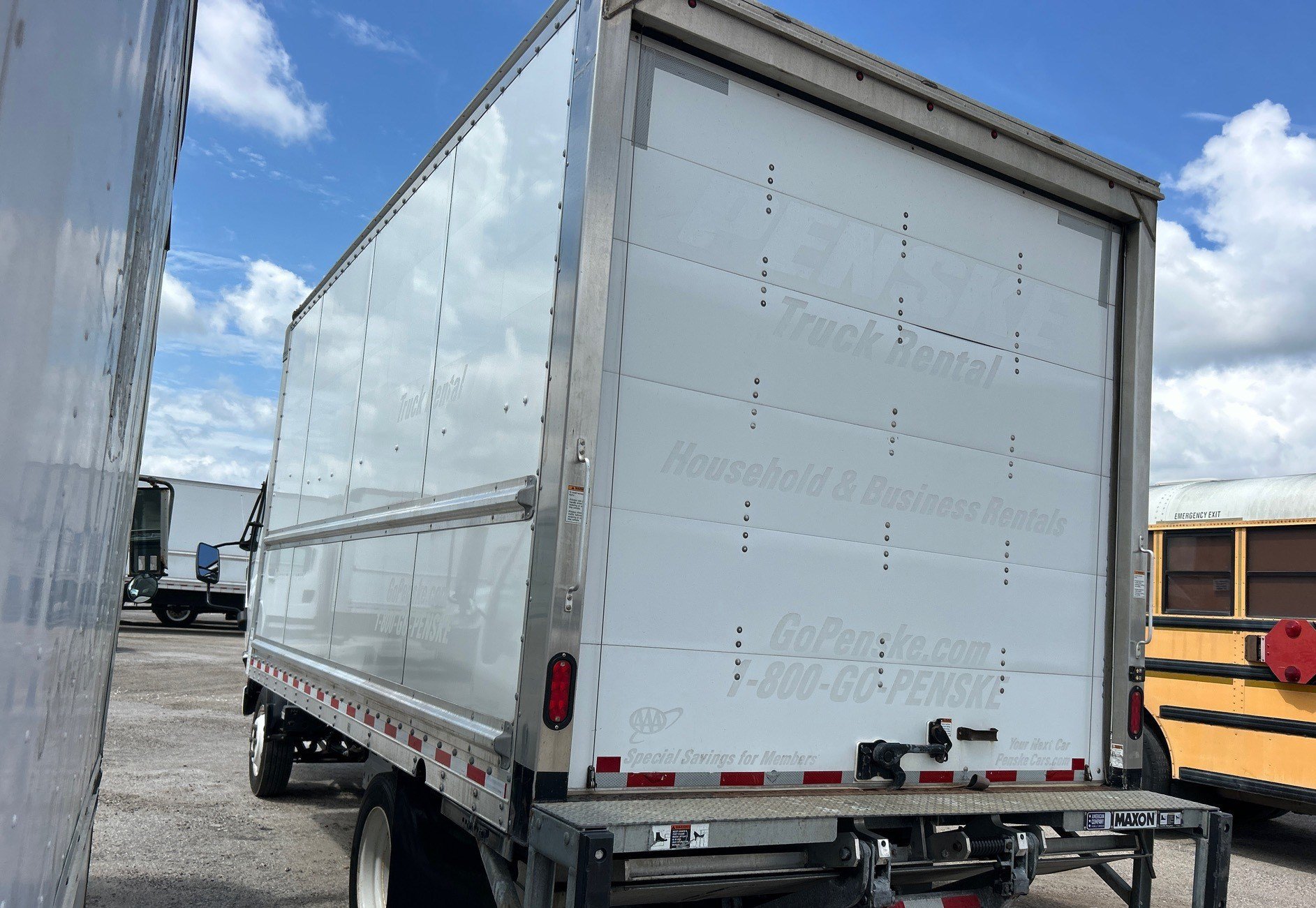 Used 2021 Isuzu NPR RWD image 10