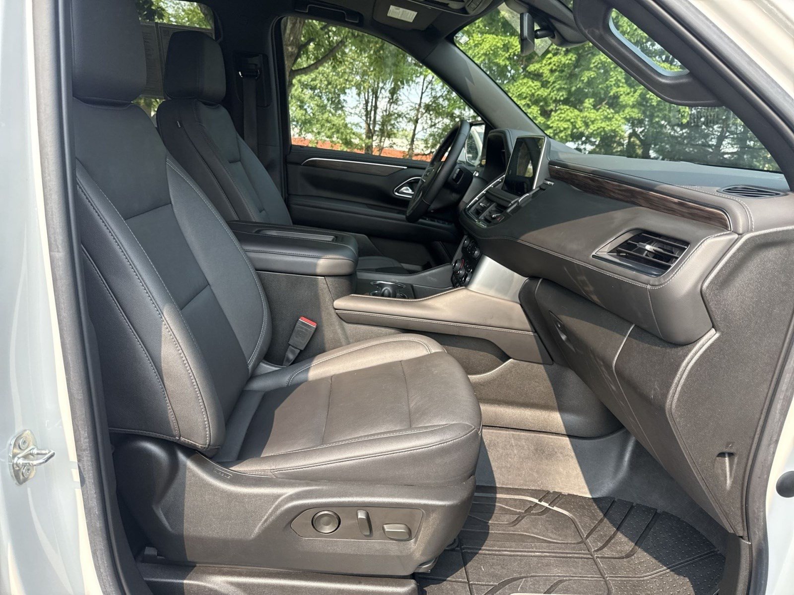 Used 2022 Chevrolet Tahoe Z71 w/ Luxury Package AWD/4WD image 26