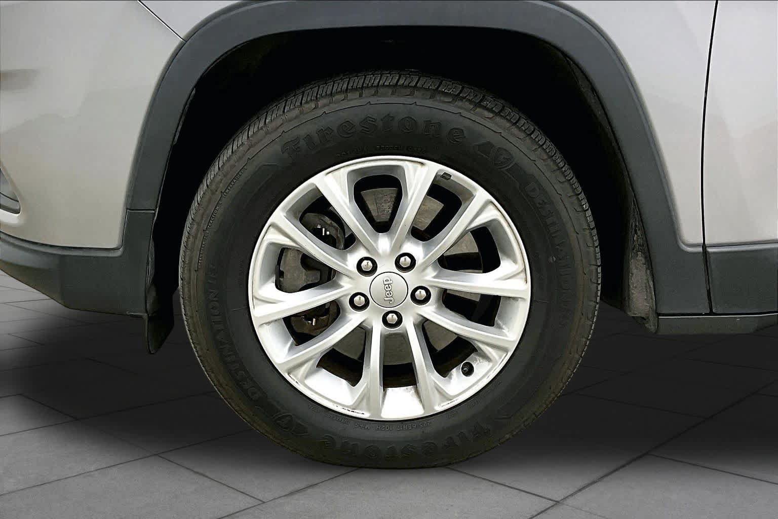 Used 2019 Jeep Cherokee Latitude w/ Cold Weather Group AWD/4WD image 11