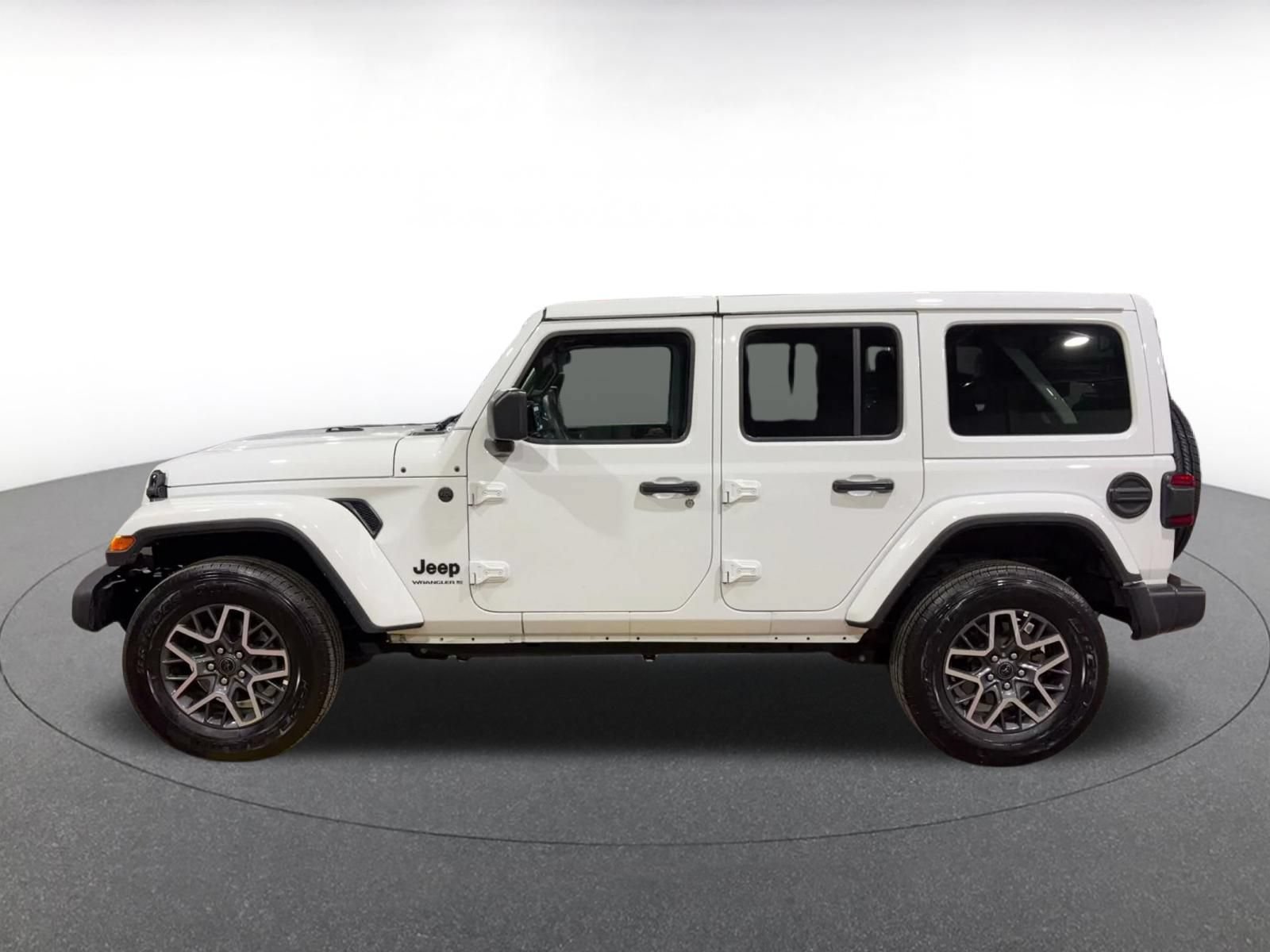Used 2025 Jeep Wrangler Unlimited Sahara AWD/4WD image 8